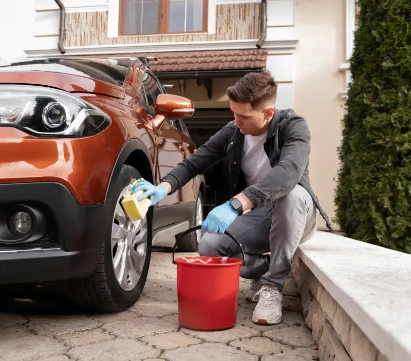 Lavage auto à domicile Puiseux-le-Hauberger : professionnel intervenant sur un véhicule